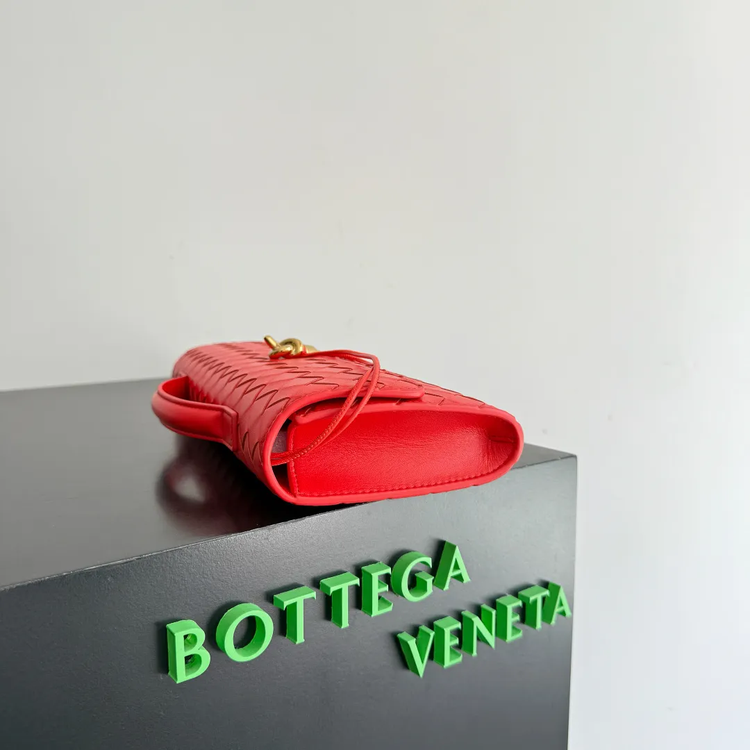 The batch of 1360 BV Andiamo evening handbags has been heavily planted again~ The designer aesthetics in the era of economic downturn are back. I fall in love with it at first sight and can't put it down. It's so beautiful and full of aura. The shape and texture are very competitive. It's light in weight and has sufficient capacity. It's a must-have for fashionistas. It's suitable for many occasions, minimalist, high-end and light luxury. Model No.: 741511 Size: 31*13*3cm